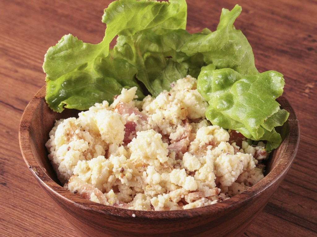 胡椒や粒マスタードで、さっぱりとした大人の味『ポテトサラダ』