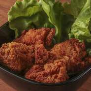 外側はカリッと香ばしく、内側には肉汁たっぷり！『鳥の唐揚げ』