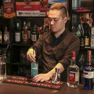 お酒に弱くても大丈夫。その人に合わせてカクテルをつくってもらえます。サッカーに疎くても大丈夫。会話と食事で、あっという間に時間が過ぎていきます。お酒と料理で、リフレッシュしてもらえれば良いのだとか。