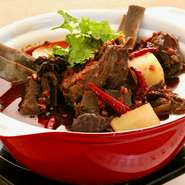 中国で人気のメニュー！肉質は柔らかく、醤油煮込みでたっぷり味がしみ込んでおります。麻辣と醤油からお選び頂けます。