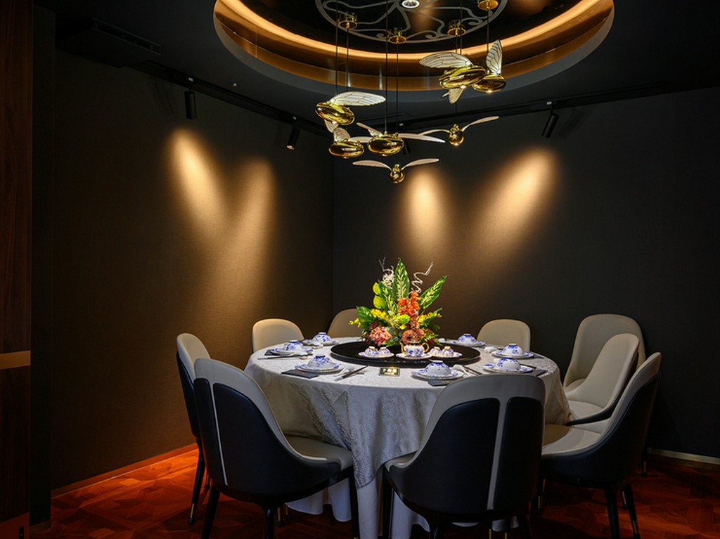 円卓を囲んでの会食には飲み放題付きのコースがオススメ