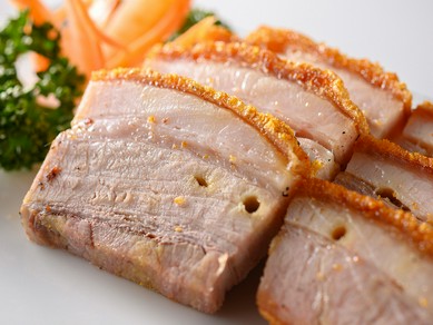 2種類の食感のコントラストがおもしろい『皮付きバラ肉の焼豚』