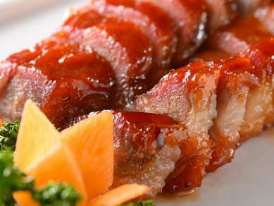 2種類の食感のコントラストがおもしろい『皮付きバラ肉の焼豚』