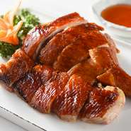 世界中の多くの人々が魅了される香港の代表的なソウルフード「焼味」。こちらは鴨をローストにした料理で、皮はカリッと、中はしっとりと仕上げられているのが特長です。甘酸っぱい漬けダレと相性抜群。