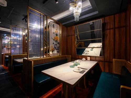 ベンチシートでくつろげる、7階にある半個室