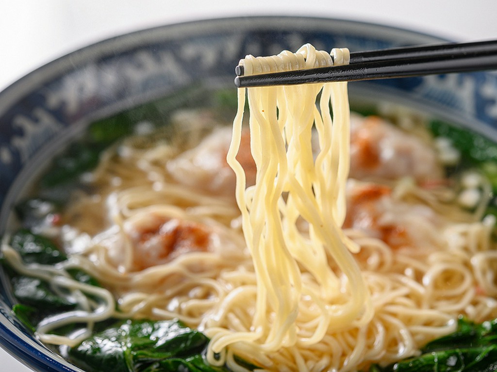口当たりがなめらかになるよう、質感にこだわった麺