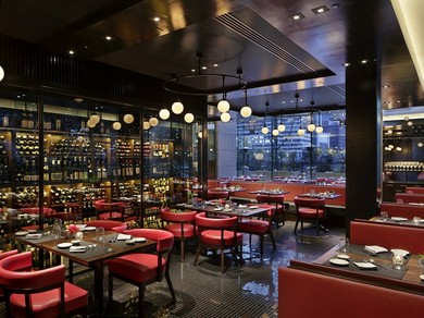 昼と夜の顔がガラッと変わる、魅惑のトラットリア