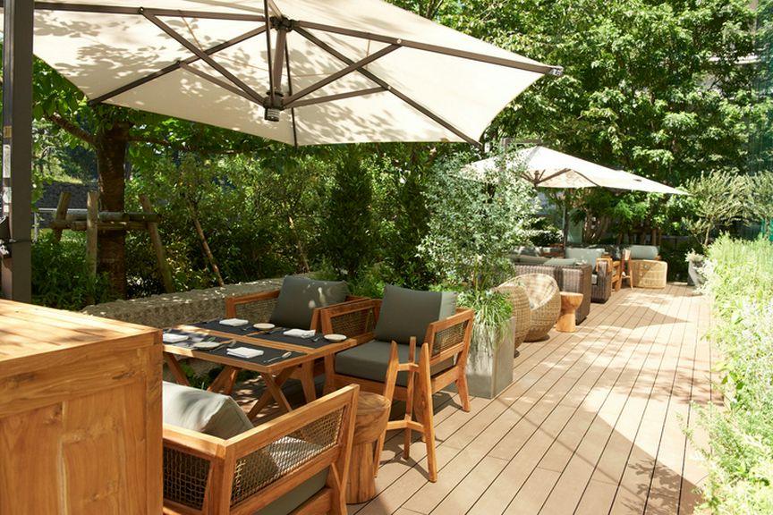 お日様のもとで味わう料理とワインは、格別の味わい