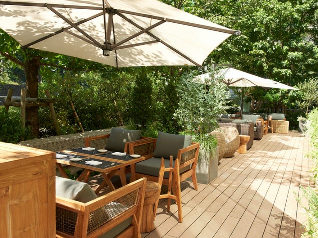 お日様のもとで味わう料理とワインは、格別の味わい