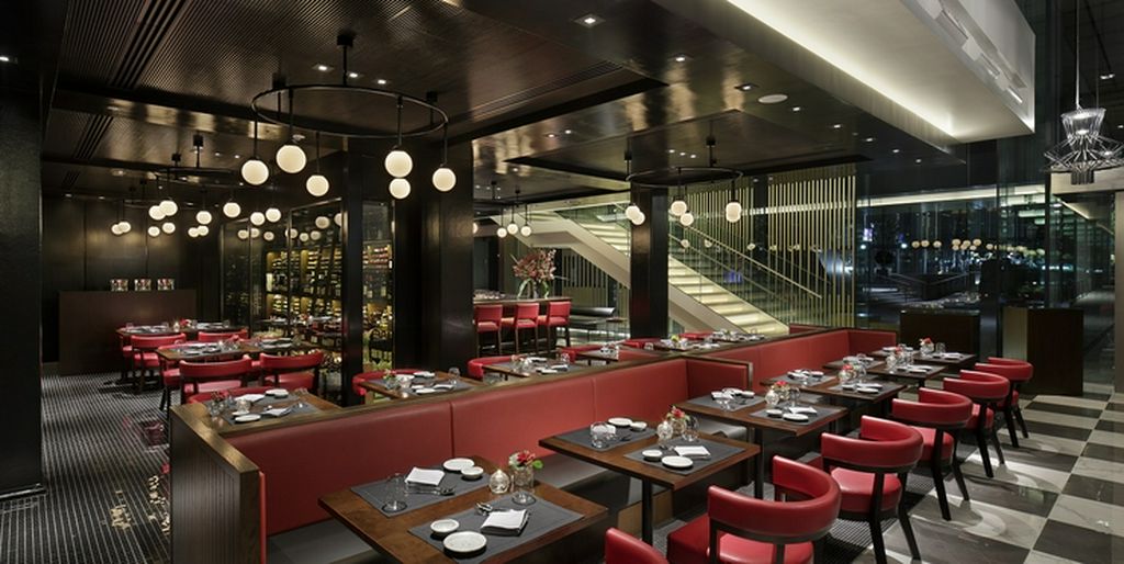 赤と黒が織りなす、スタイリッシュなダイニングフロア