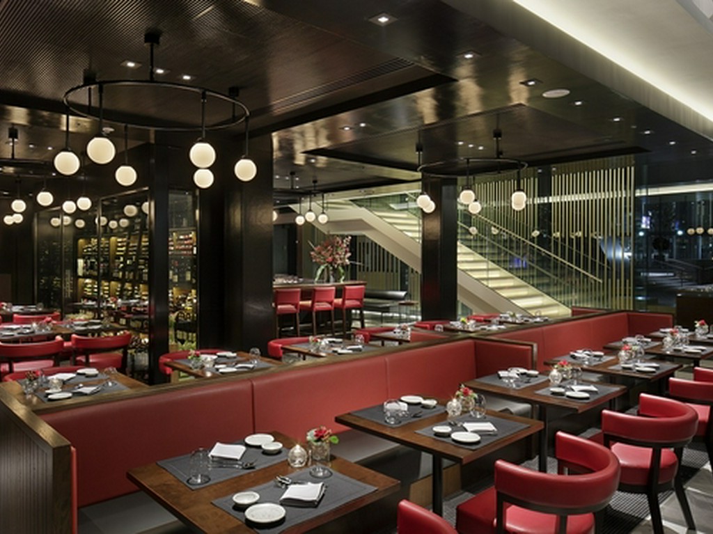 赤と黒が織りなす、スタイリッシュなダイニングフロア