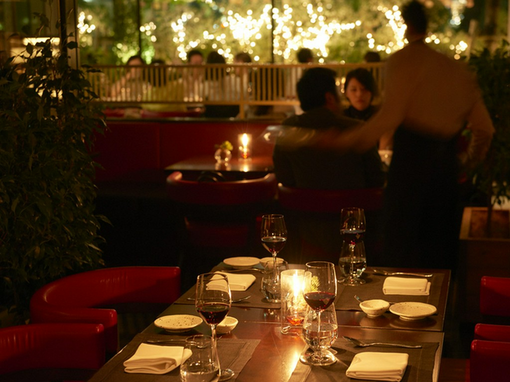 各テーブルにキャンドルゆらめく、幻想的なディナータイム