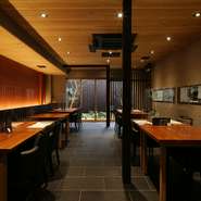 伝統息づく日本建築の魅力を感じることができる店内。木材と土壁の温かみにあふれる、落ち着いた雰囲気が漂います。静けさの中、美食と向き合う時間。料理のおいしさはもちろん、細やかな配慮にも定評があります。