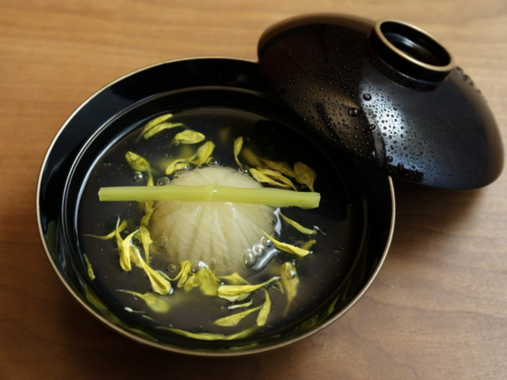 『椀物』　うす葛仕立て　菊蕪　蕪軸　菊花　