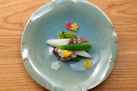 独活や菜種、うるいなどの春野菜とホタルイカ、車海老を使った春らしい逸品。上に添えた黄身酢とともにお召し上がりいただきます。
