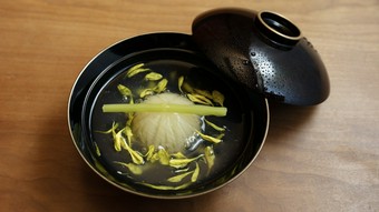 『椀物』　うす葛仕立て　菊蕪　蕪軸　菊花　