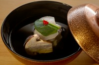 澄んだお出汁で仕上げた、椀物『貝柱の真丈　清汁仕立て』