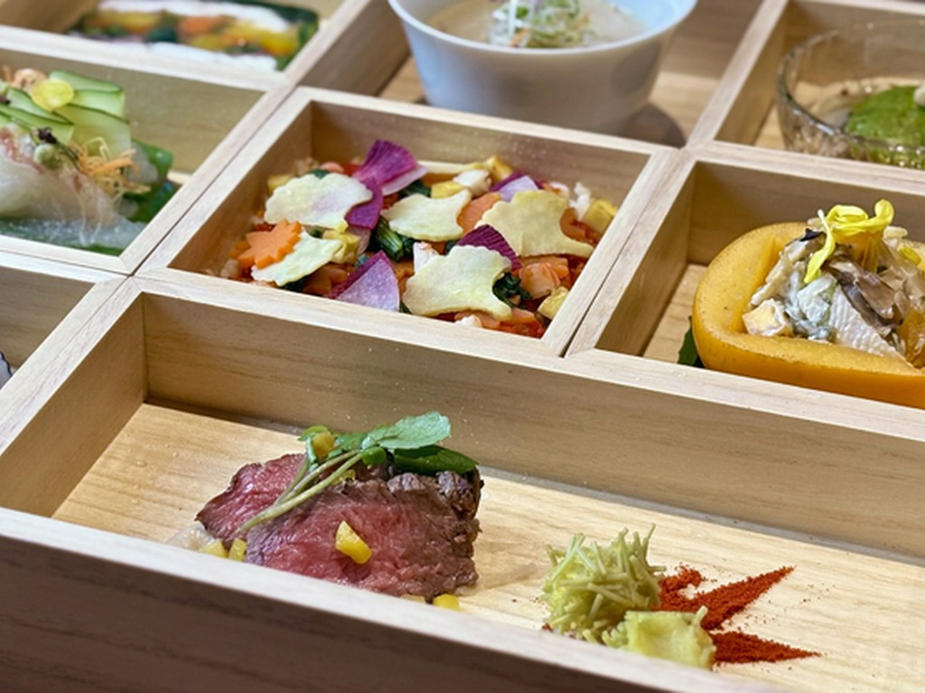 『焼物』和牛のランプステーキ　栗のソース 栗甘露煮　いがぐり　クレソン