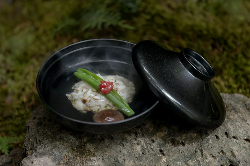 『椀物』山茶茸の真丈 焼椎茸 三度豆 梅肉