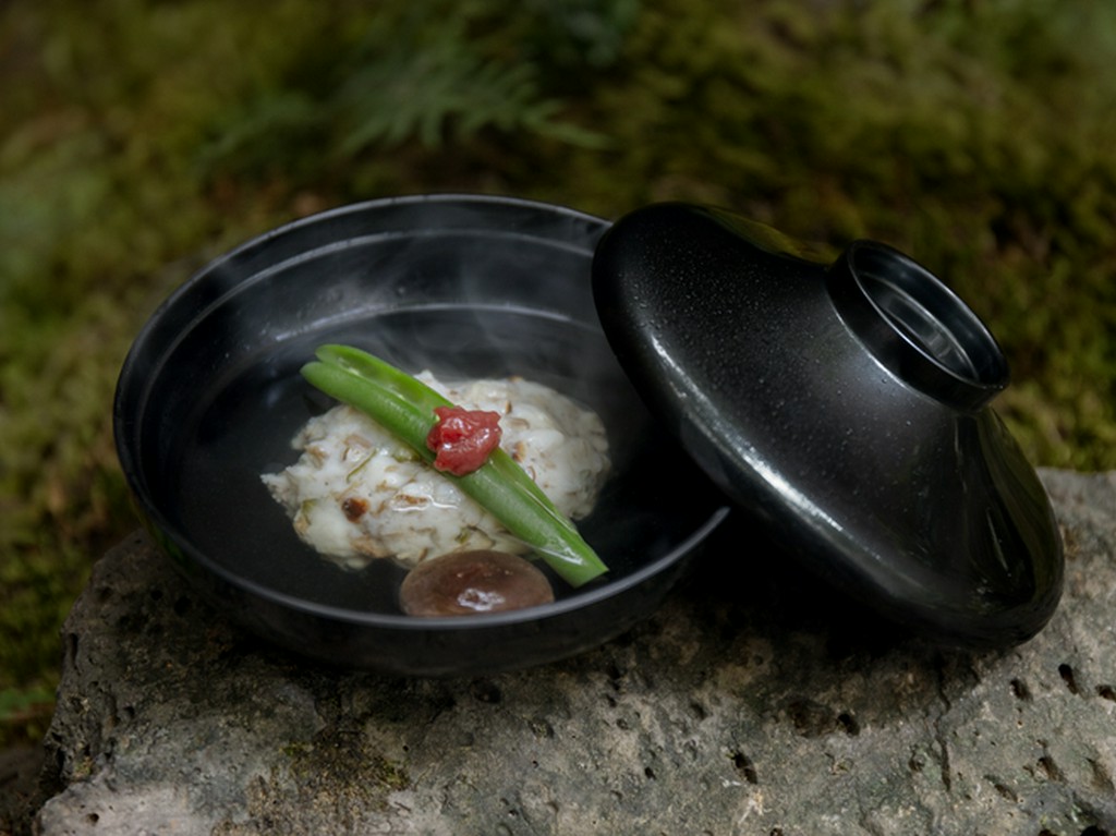 『椀物』山茶茸の真丈　焼椎茸　三度豆　梅肉