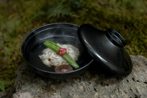 『椀物』山茶茸の真丈　焼椎茸　三度豆　梅肉