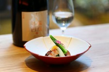料理長推薦の日本酒ペアリングで愉しむ「宵の京錦 会席コース」（酒3種＋全7品）。とてもお得なコース。

