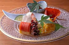 錦の名水と旬の厳選食材を堪能する渾身の全８品。メイン料理は３種類から選べるプリフィックススタイル。
