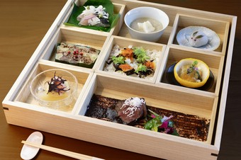京料理をベースに、思わず写真に撮りたくなる、美しいひと箱をご用意してお待ちしています。