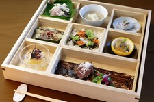 京料理をベースに、思わず写真に撮りたくなる、美しいひと箱をご用意してお待ちしています。