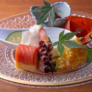錦の名水と旬の厳選食材を堪能する渾身の全８品。メイン料理は３種類から選べるプリフィックススタイル。
