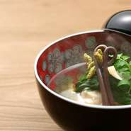 だしの優しい香りが鼻をくすぐる椀物『海老芋の白味噌仕立て』