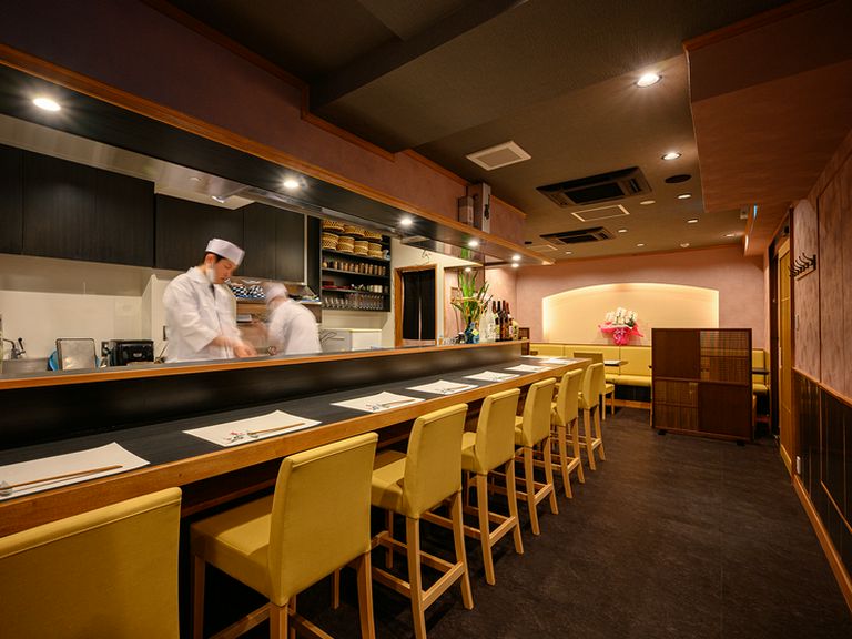 広々とした和モダンな空間で、ゆったり食事とお酒を満喫