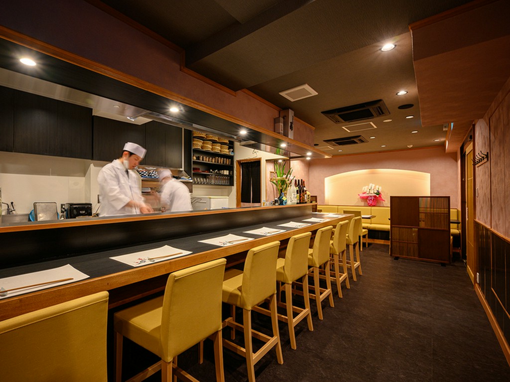 広々とした和モダンな空間で、ゆったり食事とお酒を満喫