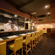 地下1階に下り扉を開けると、和モダンな空間が広がります。広々とした店内は開放感もあり、洗練された雰囲気を存分に楽しめます。厳選された日本酒と、料理人が吟味したおばんざいに舌鼓。