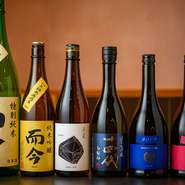 日本酒は定番から限定のものまで、常時20～30銘柄が取り揃えています。季節限定酒や超希少酒などもあり、幅広いラインナップなので、食事や好みに合わせてセレクト可能です。
