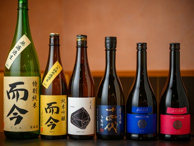 定番から限定のものまで、幅広いラインナップの厳選された日本酒