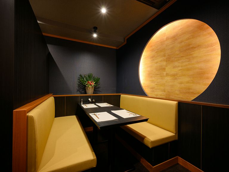 シックな空間が居心地良い 。満月を眺めながら過ごす記念日