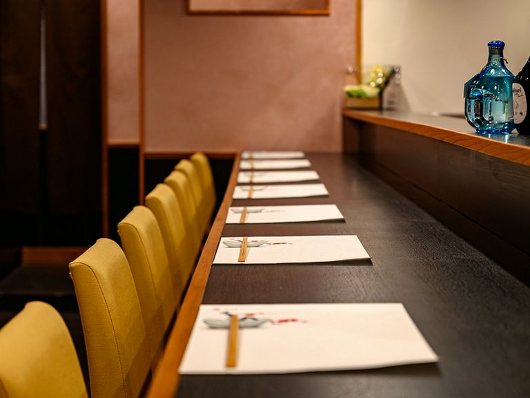 浅草駅から徒歩6分の隠れ家。カウンター席で過ごす大人デート