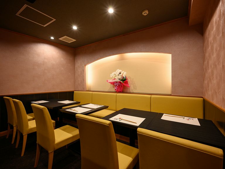 時間を忘れて過ごす、落ち着きのあるモダンテイストなテーブル席