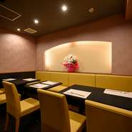 店内の奥には10席のテーブル席。ファミリーや女子会、各種宴会にもおすすめの空間となっています。都会の喧騒を忘れる、落ち着きのあるモダンテイストな席なので、時間を忘れてくつろぐことができます。