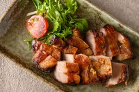 豚のロースを奥ゆかしい風味を醸し出す西京味噌漬けして焼き上げました。
じっくり弱火で焼き上げますので、提供に15～20分かかります。
