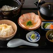炊立ての香ばしい白米飯と鯛の胡麻和えはそのままでも相性抜群。半分はお茶漬けのだし汁をかけてお召し上がりください。二度鯛の食感を楽しめる当店自慢のセット。
