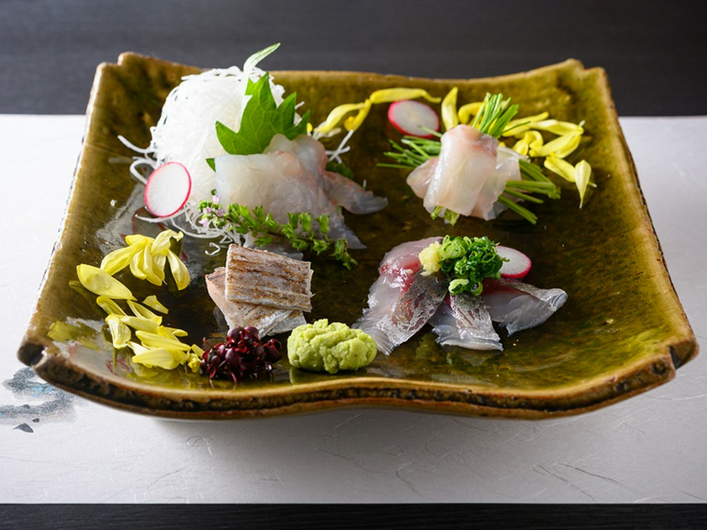 旬の美味しいお刺身を盛合せた絶品料理『お造りの盛合せ』一人前