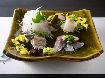 旬の美味しいお刺身を盛合せた絶品料理『お造りの盛合せ』一人前