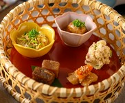 季節のおひたしをはじめ旬の素地を少しづつ5点籠盛しました。
