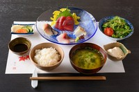 旬のお魚のお刺身をお楽しみいただけます。

小鉢2品、御飯、みそ汁、香の物