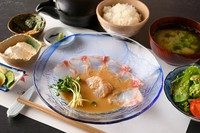 当店自慢のお出汁を使ったお茶漬けをお楽しみいただけます。

小鉢2品、御飯、みそ汁、香の物