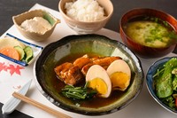 とろとろに煮込んだ人気の角煮。
味のしみ込んだ玉子が彩ります。

小鉢2品、御飯、みそ汁、香の物
