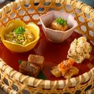 当店自慢のおばんざい5点盛合せと
天ぷらなどの主菜を愉しめるランチ御膳です。

［選べる主菜］
・天ぷら盛り合わせ
・しま正特製　牛煮
・本日の焼魚

