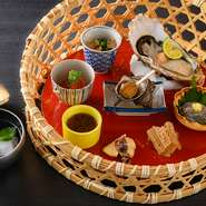 料理人の人柄が見て取れる、優しい味わいの料理たち。さまざまな味を日替わりで堪能できます。家族でシェアやチョイ飲みの肴におすすめの一品。ファーストオーダーにぴったりです。
